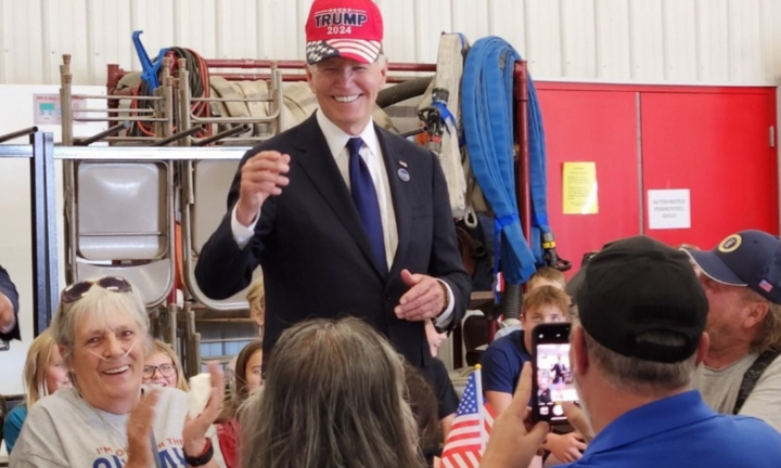 Nhà Trắng giải thích lý do ông Biden đội mũ 'Trump 2024' 