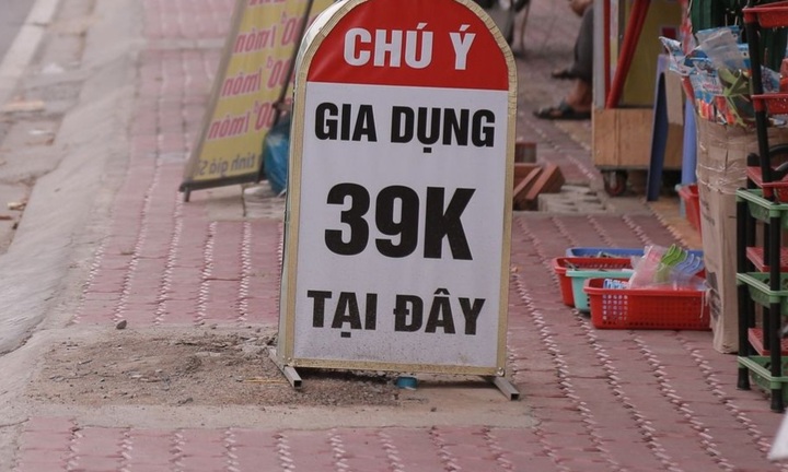 Đặt bảng quảng cáo 'nhái' biển báo giao thông, có bị phạt? 