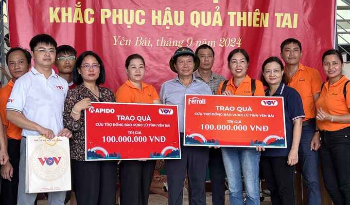 Phó Tổng Giám đốc VOV Vũ Hải Quang tặng quà cho đồng bào vùng lũ Yên Bái