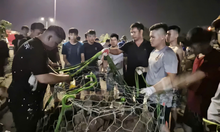 Bể xả trạm bơm bị nứt, Bắc Giang huy động 500 người khắc phục sự cố trong đêm