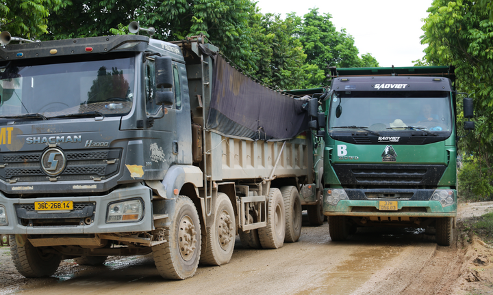 Xe tải 'băm nát' đường giao thông, dân bất lực kêu cứu
