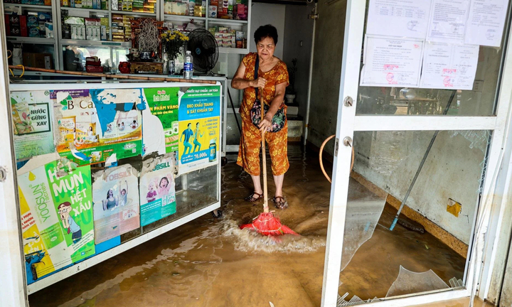 Lũ rút, người dân ven sông Hồng tất tả dọn dẹp nhà cửa