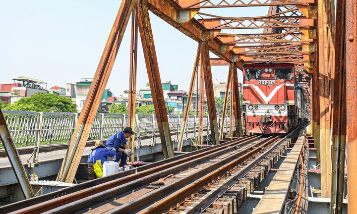 Cho phép chạy tàu qua cầu Long Biên, cầu Đuống từ chiều 13/9