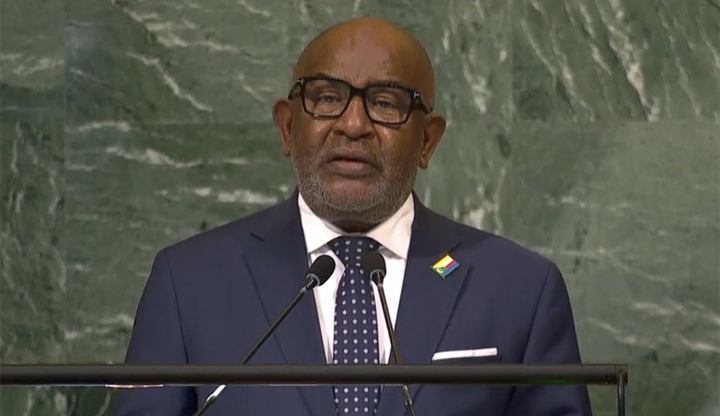 Tổng thống Comoros bị tấn công bằng dao