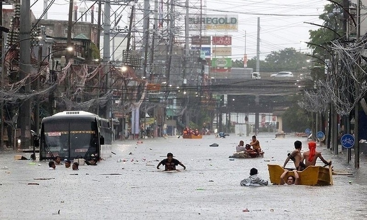 Philippines cấm cư dân Manila bơi trong nước lũ để giải trí
