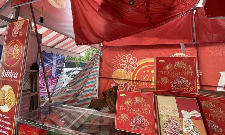 Quầy hàng vặn vẹo sau siêu bão, tiểu thương bán bánh trung thu méo mặt vì ế hàng