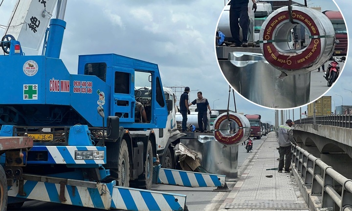 Cuộn thép hàng chục tấn rơi trên cầu Đồng Nai, quốc lộ 1 ùn tắc kéo dài
