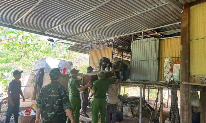 Vết nứt gãy xuất hiện trên đỉnh đồi, lên phương án di dời cả bản hơn 100 hộ dân