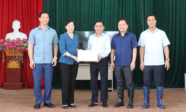 Chủ nhiệm Ủy ban Kiểm tra Trung ương thăm, tặng quà người dân vùng lũ Bắc Ninh 