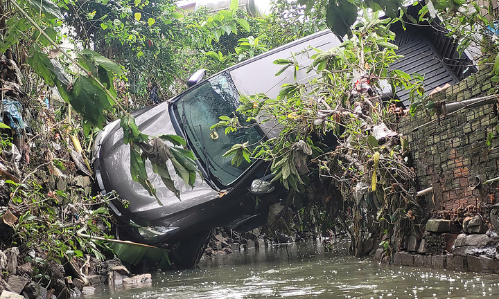Bình Dương mưa lớn, nữ tài xế xe bán tải bị nước cuốn tử vong