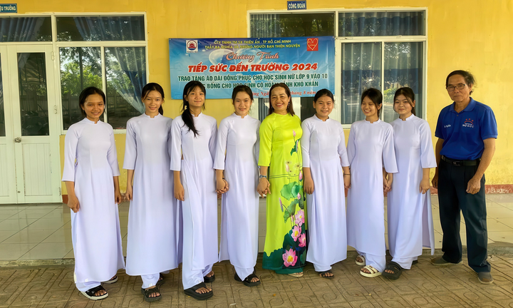 7 năm, thầy giáo về hưu may trăm bộ áo dài tặng các nữ sinh nghèo