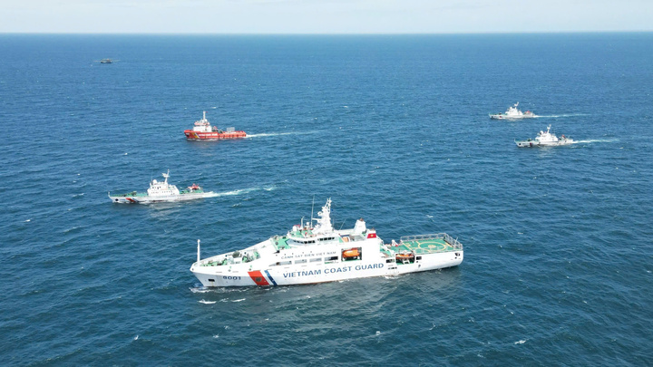 Xem Cảnh sát biển diễn tập bắn đạn thật trên biển