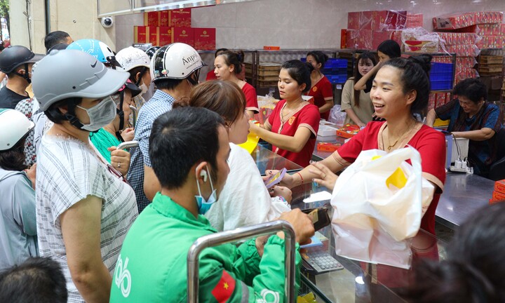 Khách nườm nượp xếp hàng chờ mua bánh trung thu truyền thống ở Hà Nội