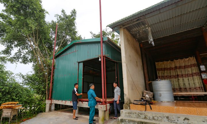 Độc đáo ngôi nhà nổi theo mực nước ở rốn lũ miền Trung