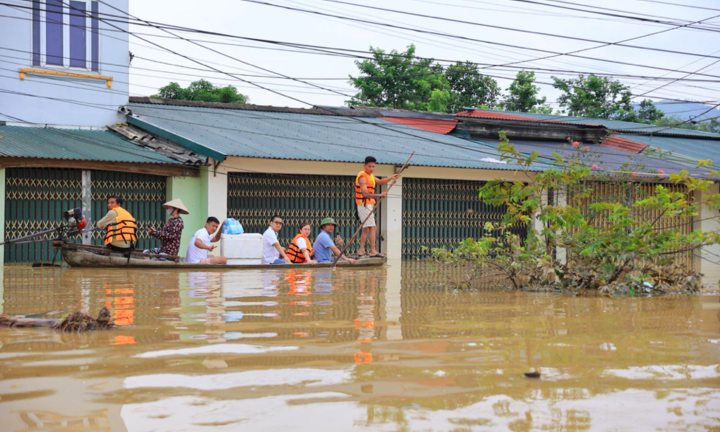 Băng rừng, vượt lũ đưa nước tinh khiết tới bà con vùng sâu vùng xa