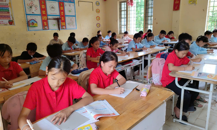 Gần 100 học sinh thôn Làng Nủ học buổi đầu tiên sau thảm họa lũ lụt