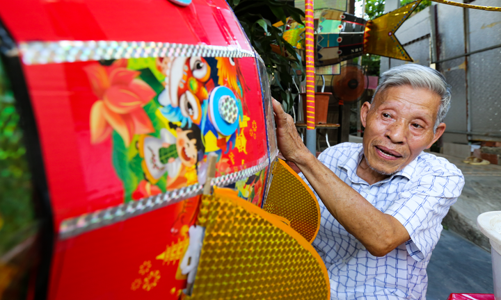 Cụ ông 74 tuổi biến rác thải thành đèn trung thu truyền thống 