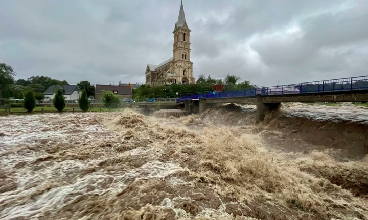 Áo hứng chịu bão lớn, bang lớn nhất cả nước trở thành khu vực thảm họa