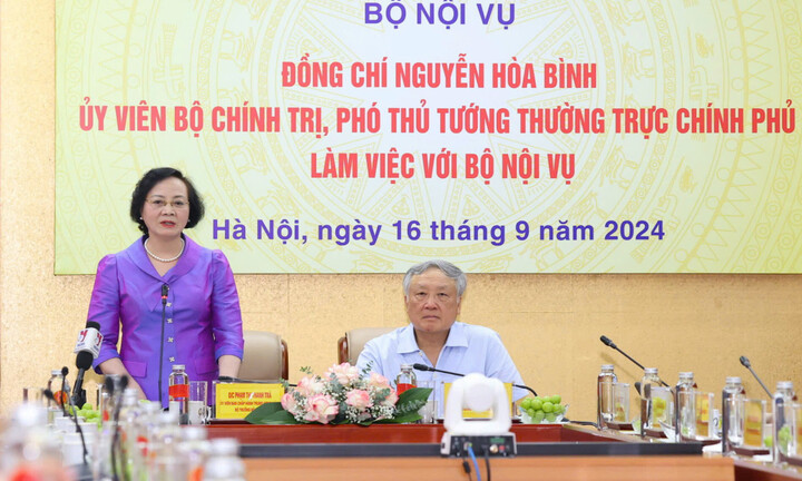 Hơn 7.000 viên chức có thể được chuyển thành công chức hợp đồng