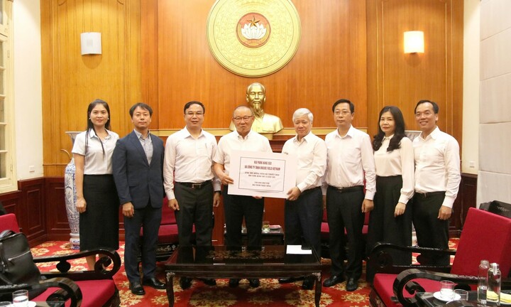 Ông Park Hang Seo ủng hộ 200 triệu đồng cho đồng bào bị thiệt hại do bão lũ