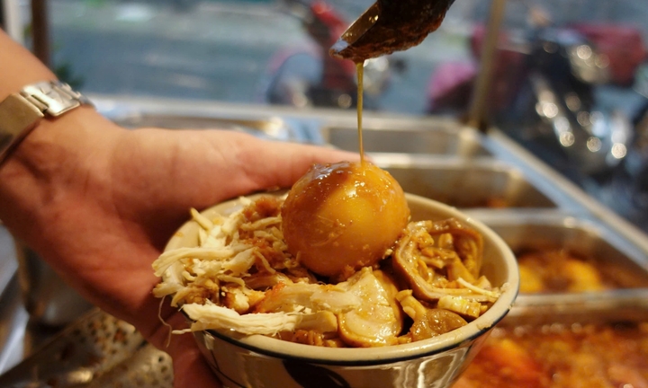 Cầm 50 nghìn đồng thưởng thức món xôi bát được Michelin đề xuất