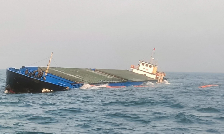 Tàu hàng bị sóng đánh chìm ở vùng biển Quảng Nam, 8 thuyền viên lên bè cứu sinh