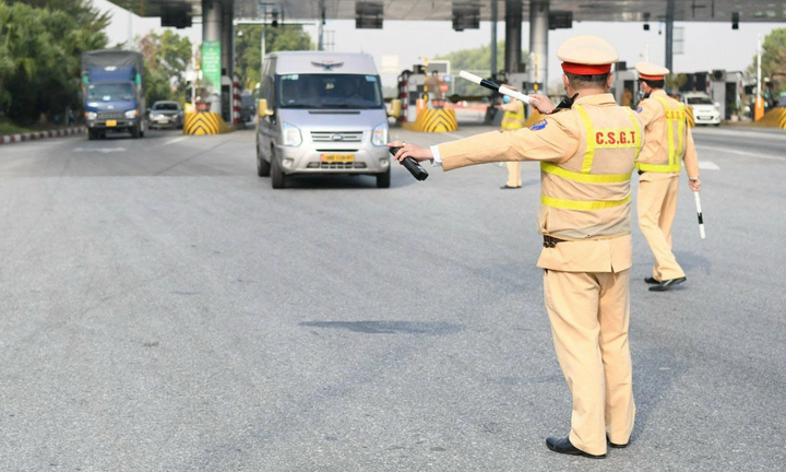 Tài xế không vi phạm, cảnh sát giao thông có được dừng xe kiểm tra?