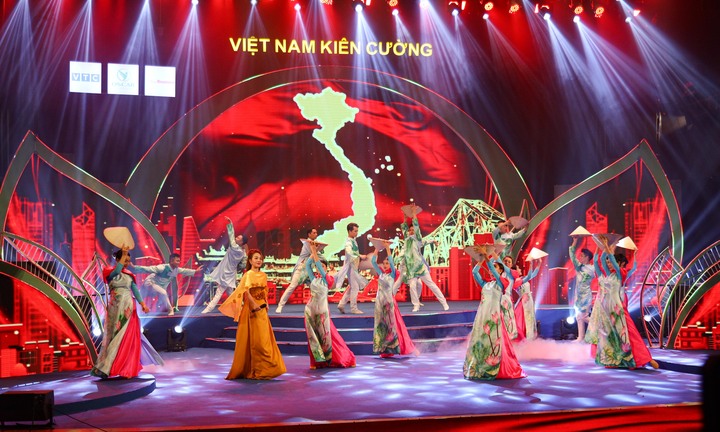 Chương trình 'Việt Nam kiên cường' quyên góp 2,85 tỷ đồng ủng hộ đồng bào bão lũ