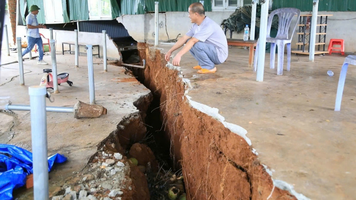 Cận cảnh nhiều vết nứt kéo dài trên quốc lộ 14, qua tỉnh Đắk Nông