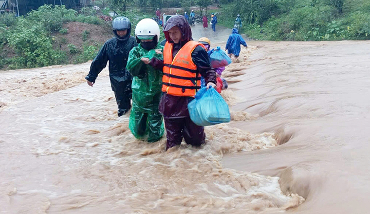 Bão số 4 suy yếu nhưng vẫn gây mưa lớn, nguy cơ lũ quét và sạt lở ở miền Trung