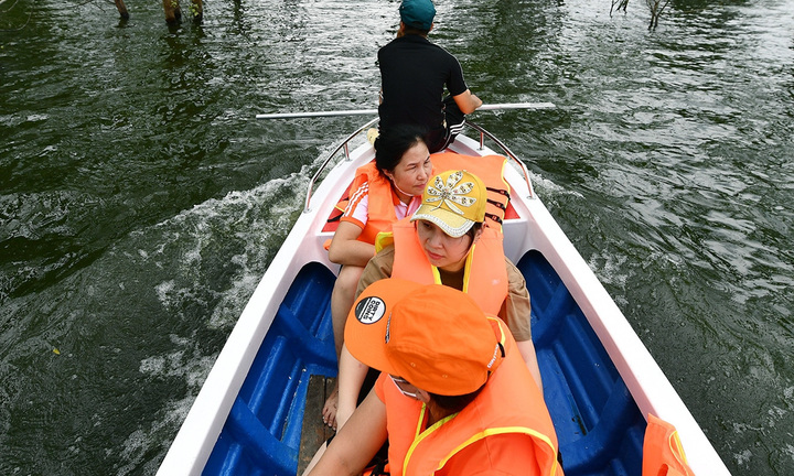 Nước không rút, rốn lũ ở Chương Mỹ 'hóa cảnh nước nổi miền Tây'