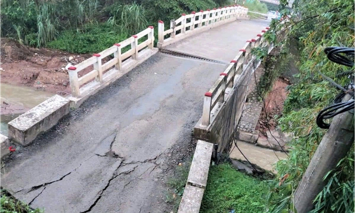 Sập cầu ở thành phố Hòa Bình