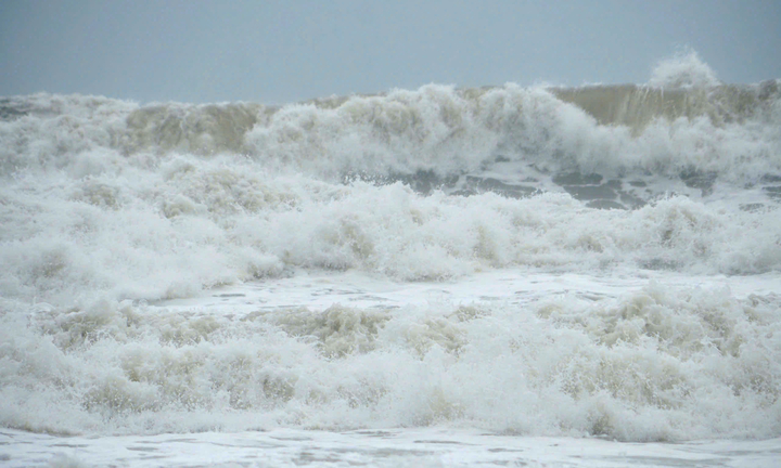 Bão số 4 suy yếu thành áp thấp nhiệt đới, gió vẫn giật cấp 10