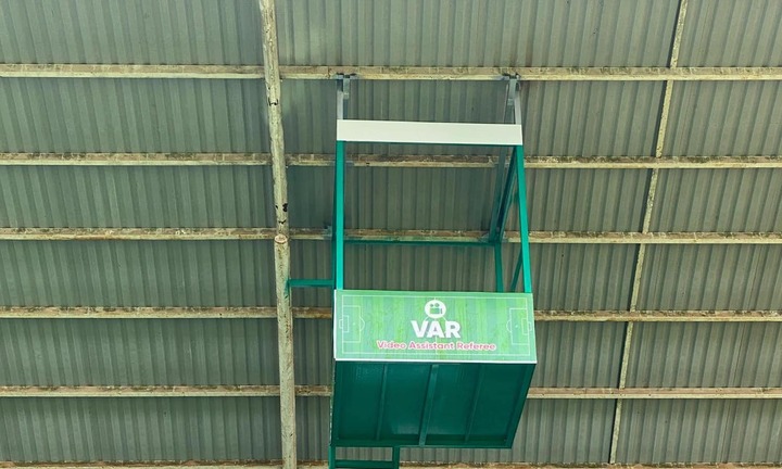 Sự thật về 'phòng VAR' treo lơ lửng trên khán đài khiến cổ động viên lo sợ