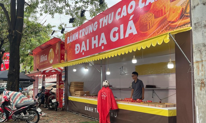 Bánh trung thu giảm giá một nửa, mời chào khách sau rằm