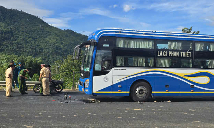 Tin tai nạn giao thông ngày 20/9: Xe khách va chạm xe máy, 2 cha con tử vong
