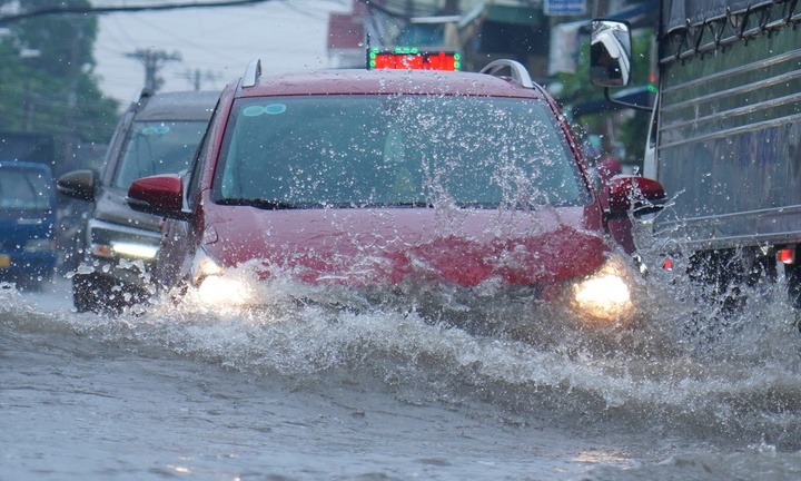 TP.HCM: Mưa kéo dài 5 tiếng, ô tô chết máy, người dân bì bõm lội giữa biển nước