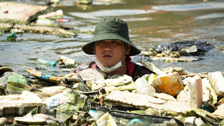 Ngâm mình dưới làn nước hôi thối, giải cứu những dòng kênh đen kịt ở TP.HCM
