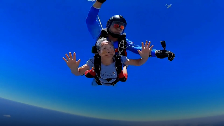 Cụ bà 84 tuổi nhảy dù ở độ cao 3.000 m 