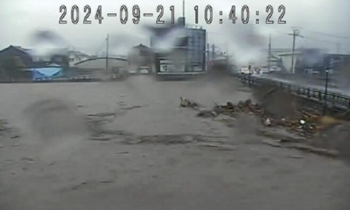 Mưa lũ khiến nước sông tràn bờ, hàng vạn người Nhật Bản phải sơ tán