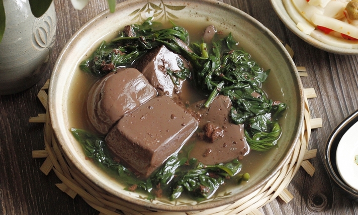 Tiết lợn luộc ngon, bổ nhưng đại kỵ với nhóm người này