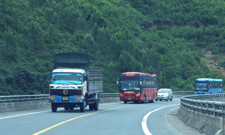 Xe hỏng đậu giữa đường, tài xế có bị phạt vì cản trở giao thông?