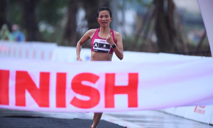 'Cô gái vàng' Nguyễn Thị Oanh phá kỷ lục quốc gia cự ly 42km