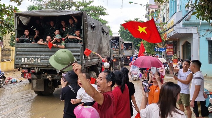 Cảm động hình ảnh người dân vùng lũ Yên Bái bịn rịn chia tay bộ đội