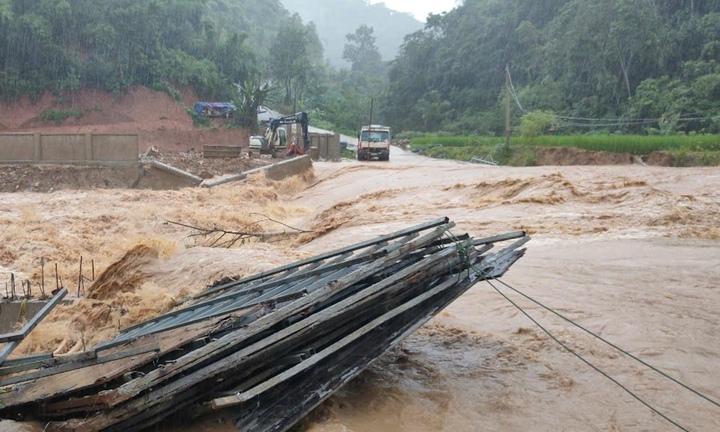 Nước lũ lên nhanh, khẩn cấp sơ tán hàng chục hộ dân xã vùng biên ở Thanh Hoá
