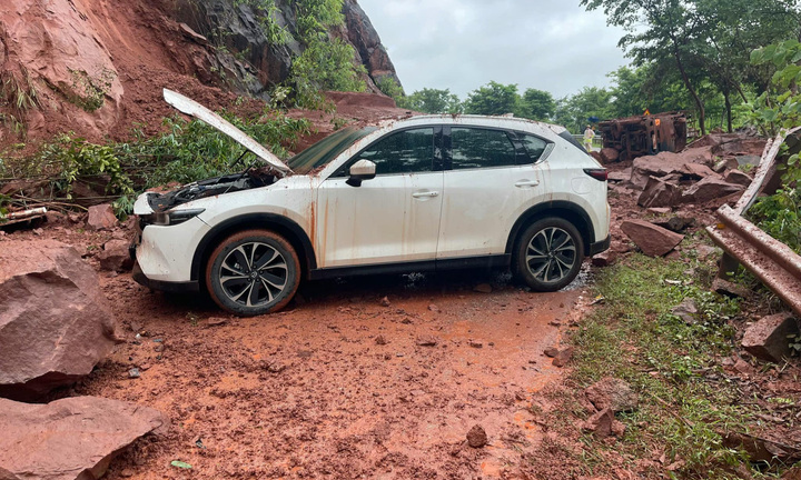 Sơn La: Đất đá sạt lở đè trúng 2 ô tô, 8 người bị thương