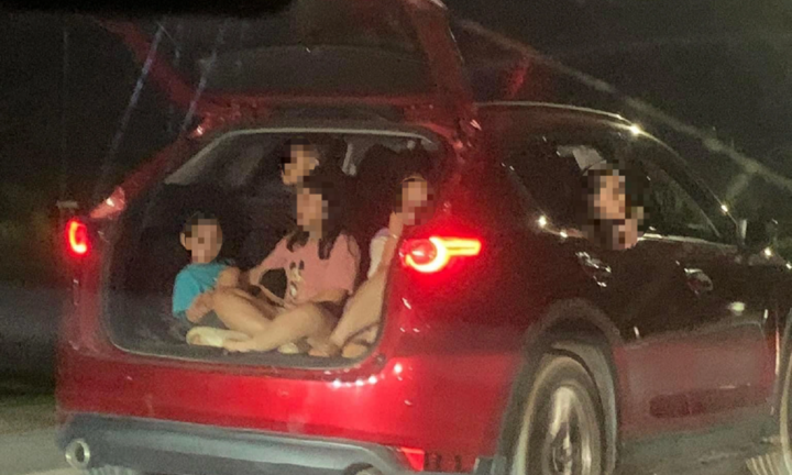 Chở người ngồi sau cốp xe ô tô có bị phạt?