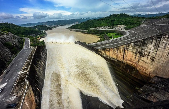 Hồ thuỷ điện Hoà Bình mở một cửa xả đáy vào trưa 22/9