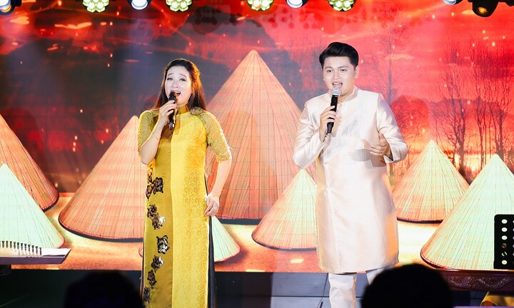 Vũ Minh Hiếu song ca cùng Thanh Thanh Hiền trong minishow đầu tiên