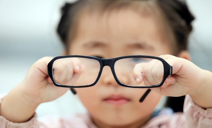 Nhiều phụ huynh tự ý cho con đi cắt kính và lời cảnh báo từ bác sĩ